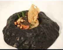 Foie gras fermier « en écaille » noir de truffe, crémeux de châtaignes, noisettes et tuiles de pain